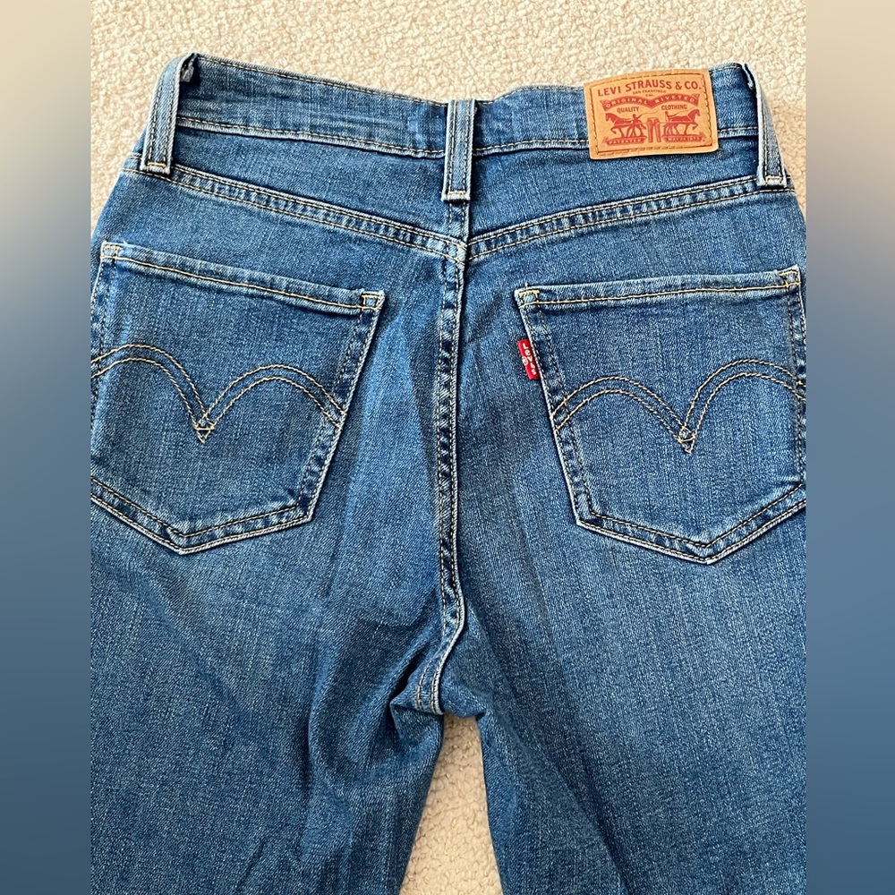 like-new Levi’s high waisted jeans 💙